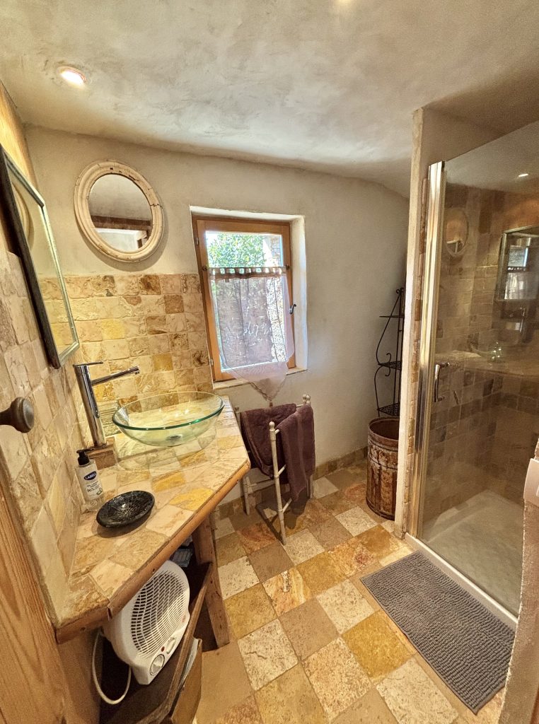 Salle de bain nettoyée dans une maison à Mollans-sur-Ouvèze pour un particulier lors d’un ménage.